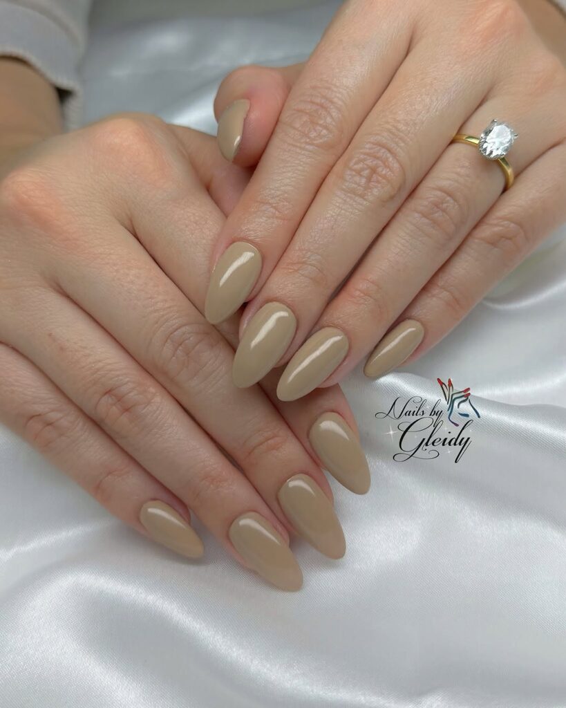 nude mocha manicure