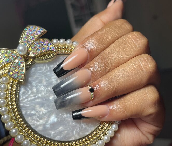 Long coffin-shaped grey nails