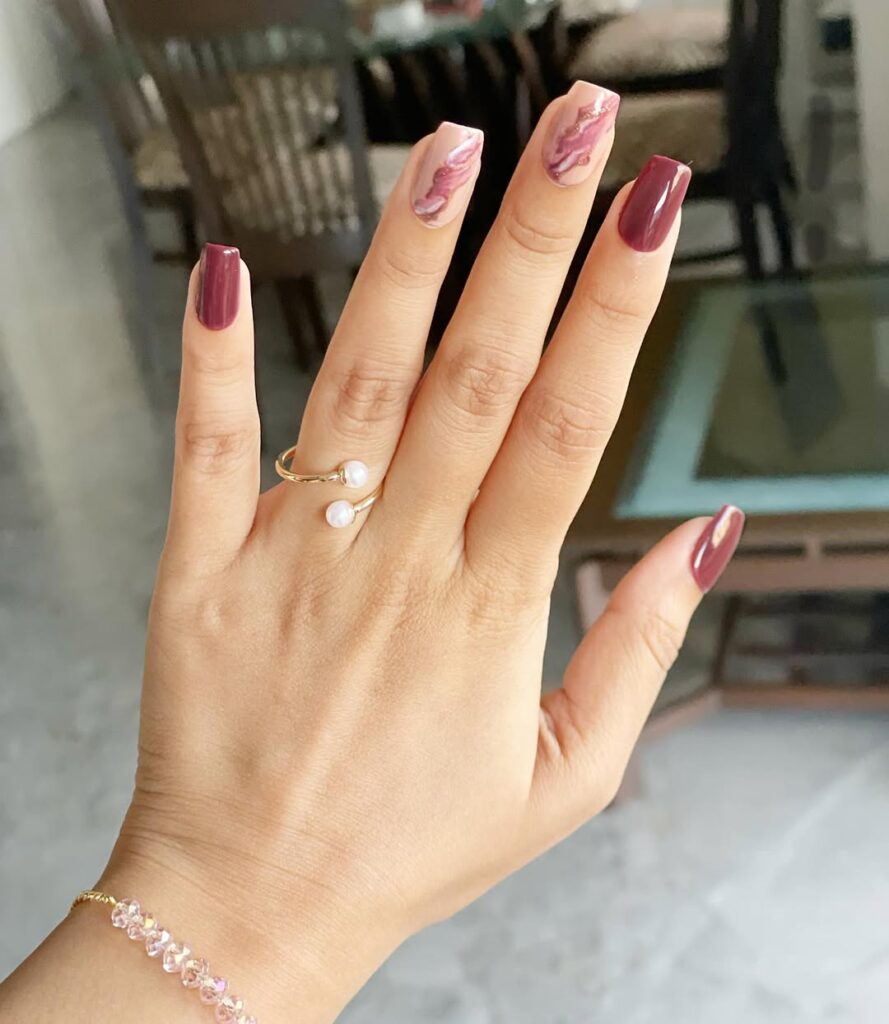 Wine marble nails with a touch of gold