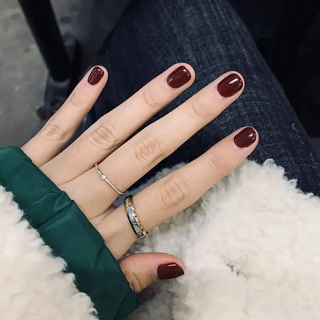 burgundy nails