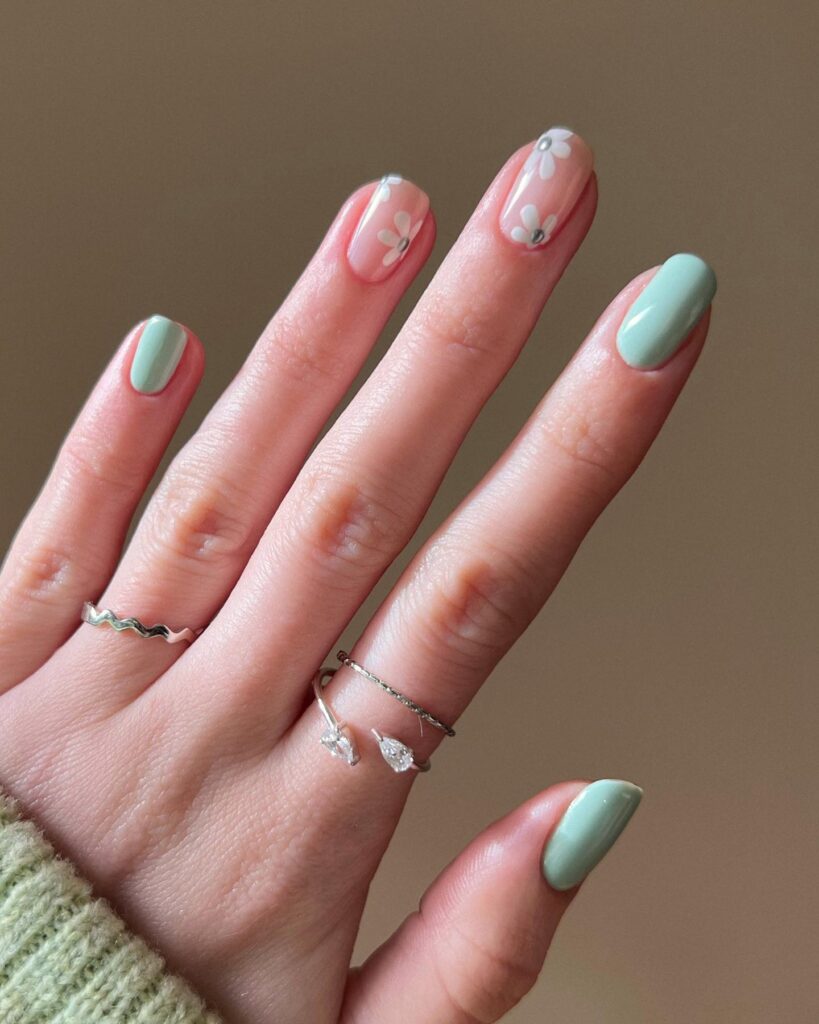 short oval nails alternating mint green and white daisy nail art