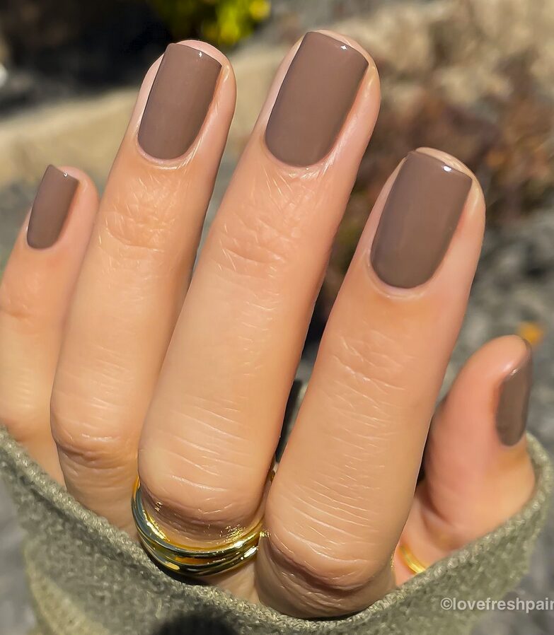 nude-brown nails in a smooth milk-chocolate shade