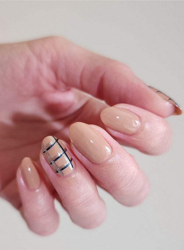nails with a single plaid accent featuring black and silver lines