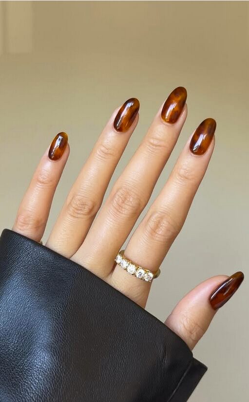 caramel and brown tortoise-shell patterned nails