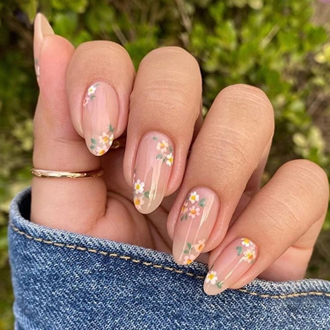 nude nails with daisies