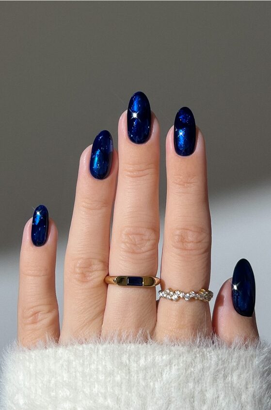 navy blue colors on short nails closeup