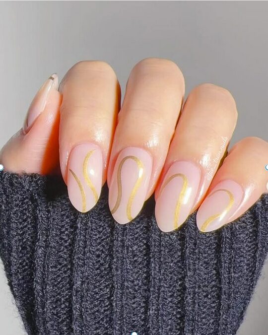 gold swilr nail art