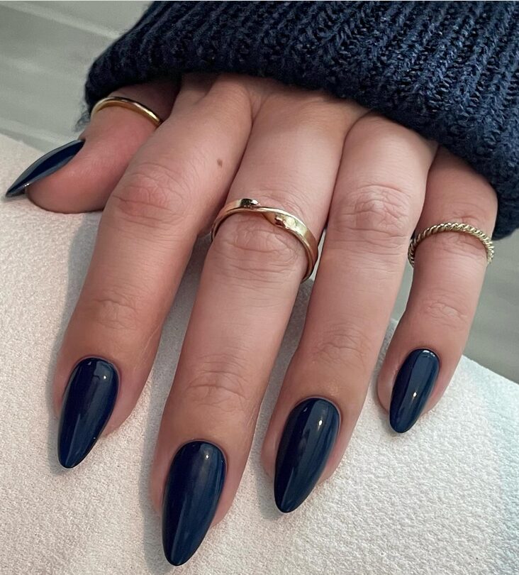 Almond-shaped nails in glossy navy blue