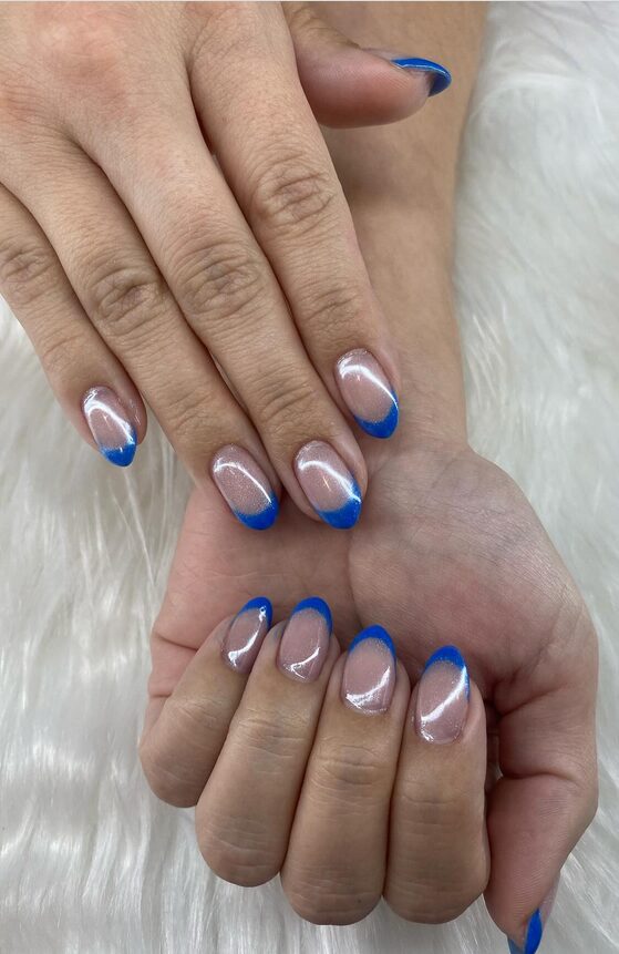 Alternating navy blue and nude nails