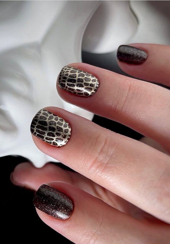 snakeskin-pattern on short nails