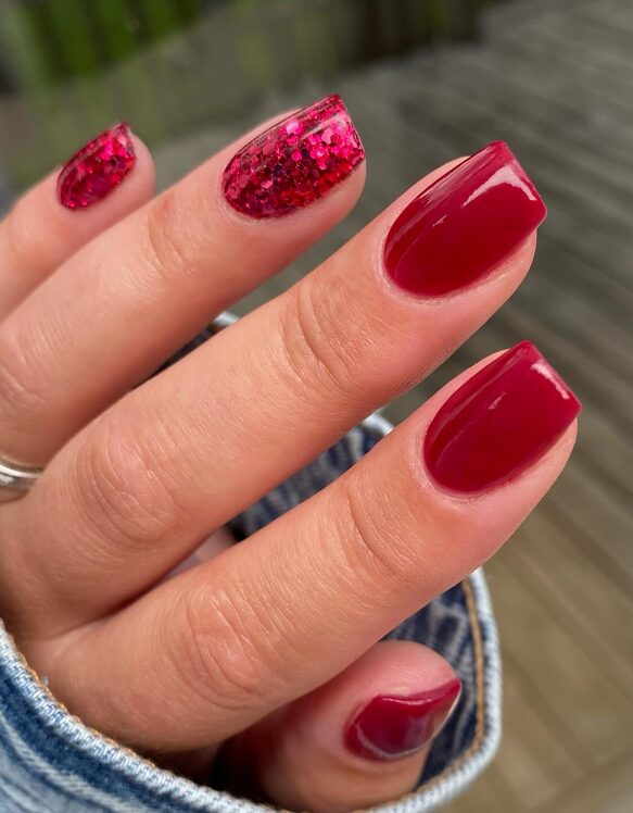 Short red glitter Christmas nails with a festive shine