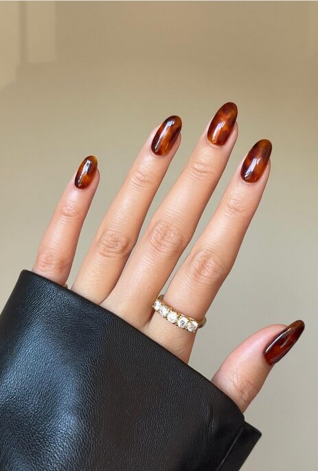 Tortoiseshell nails with amber, honey, and brown marble pattern