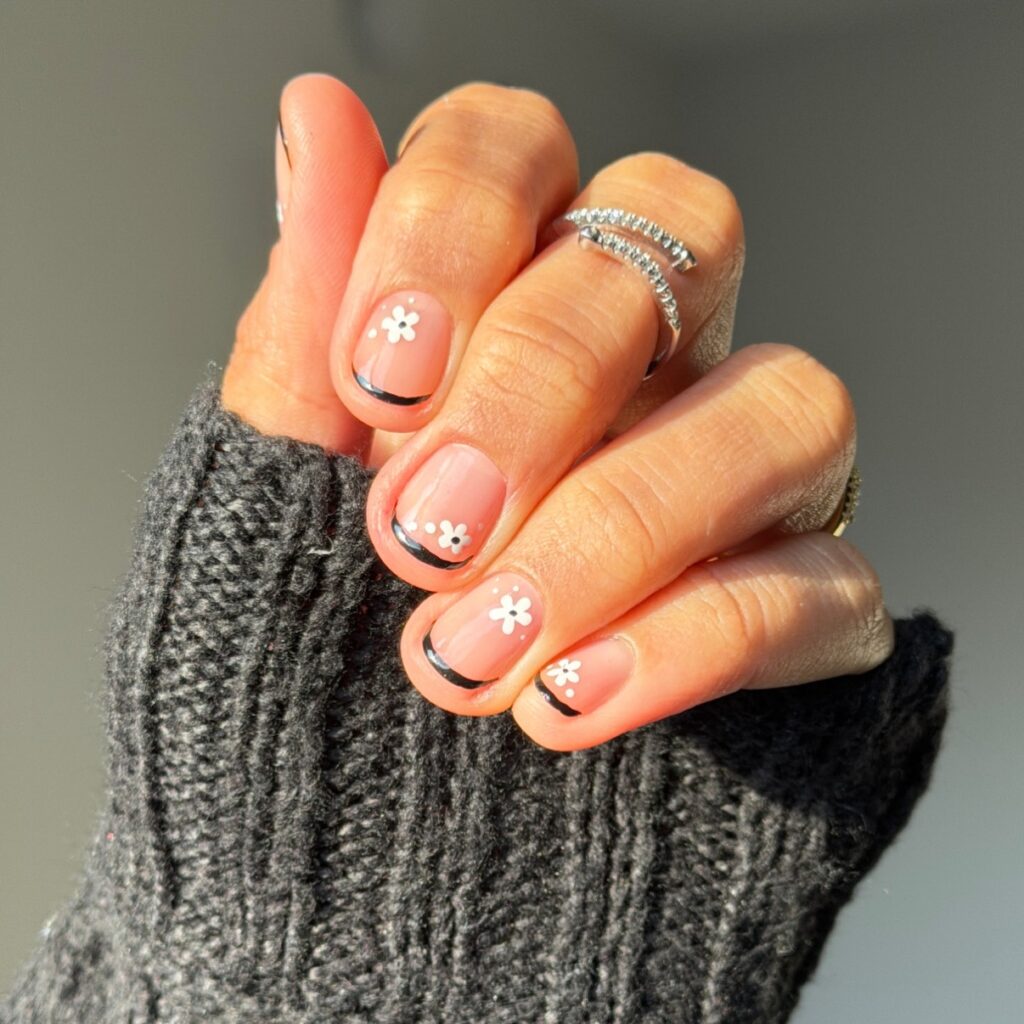 black French tips with white daisy art