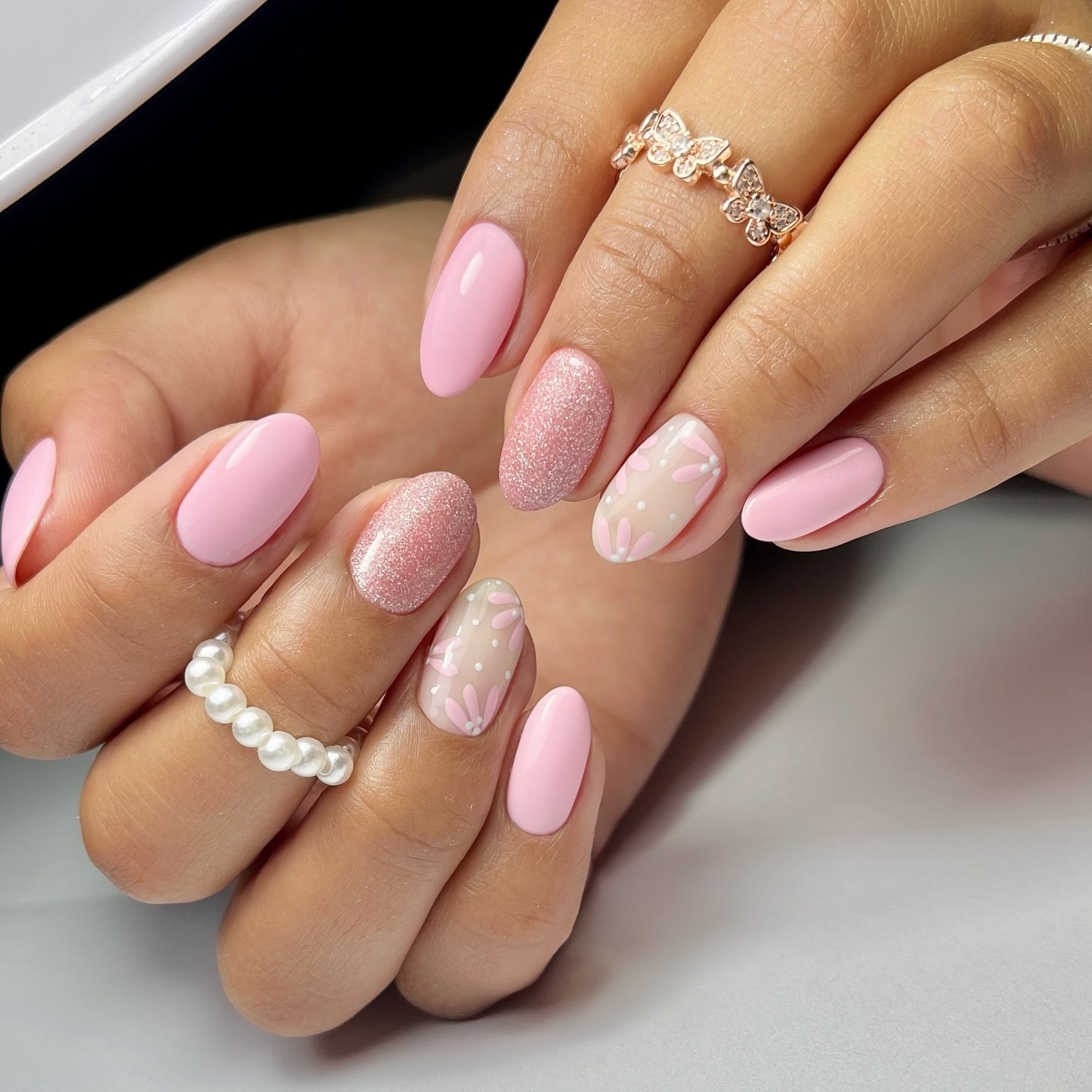 Baby pink nails with glitter and daisy accent nails