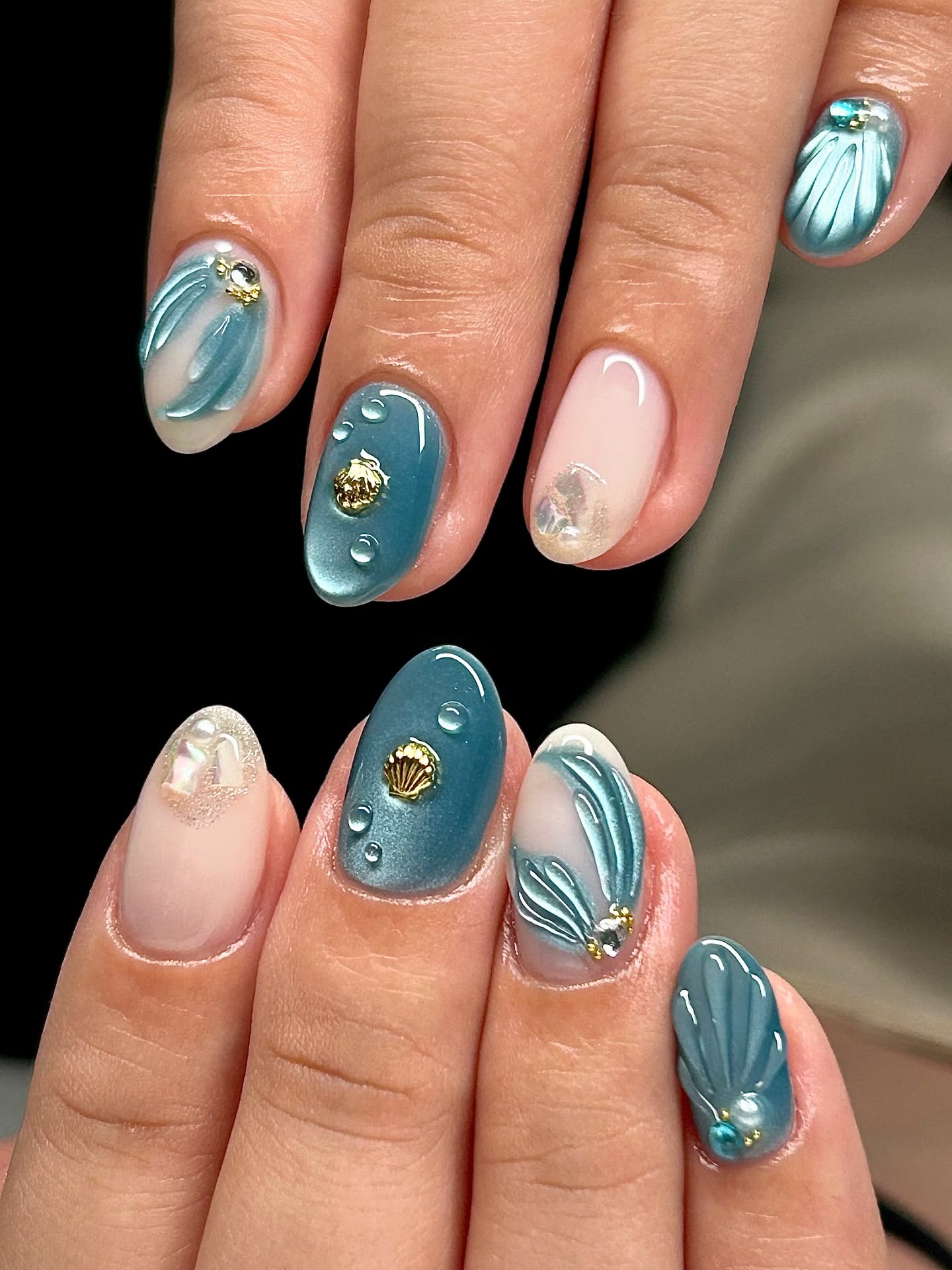 Blue swirl and daisy nail art