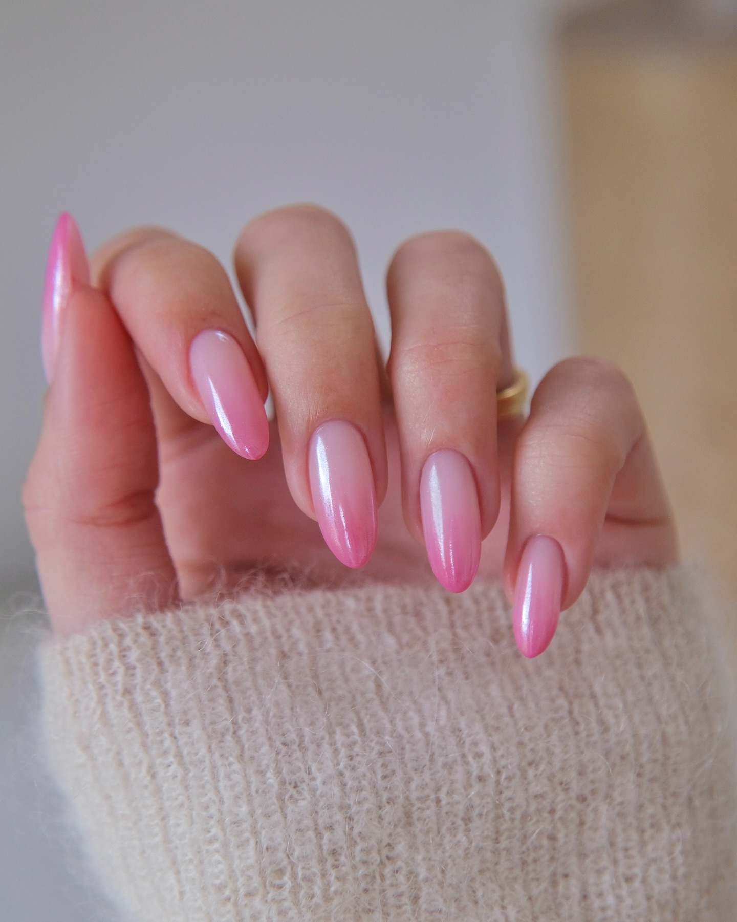 Iridescent pearl pink nails
