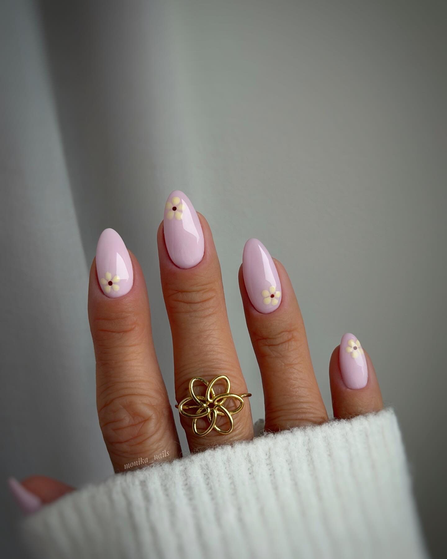 Soft lilac pink nails with tiny daisy art