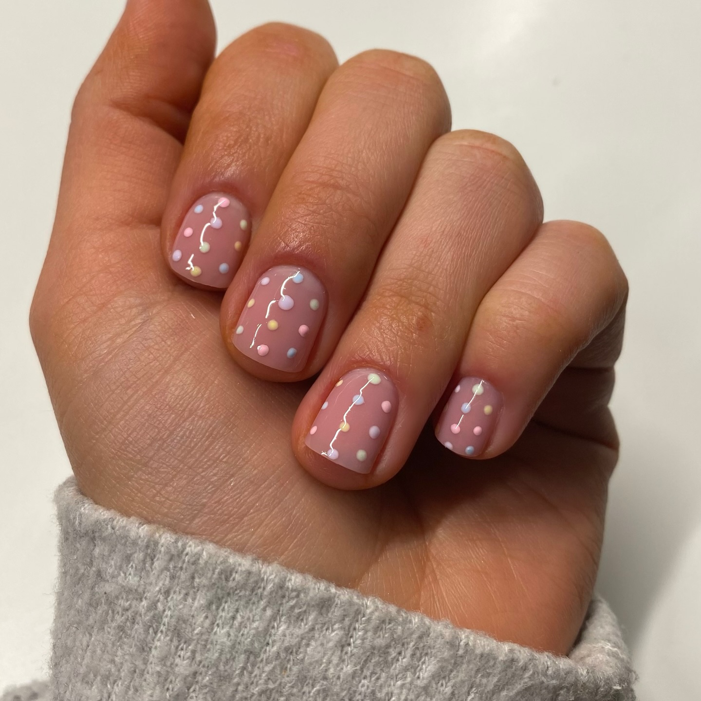 Mauve nails with pastel polka dot string light design