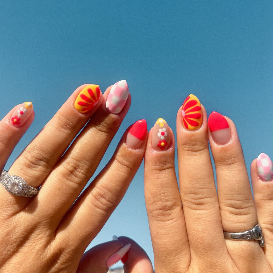 Retro daisy summer nail art
