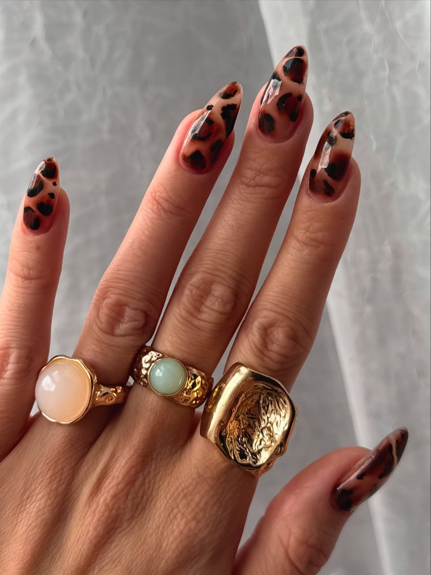 Tortoiseshell print nails