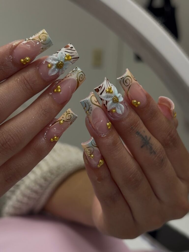 Gold Baroque Flowers nails