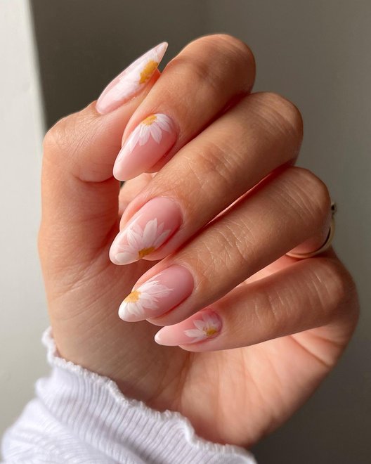 Classic White Daisies nails