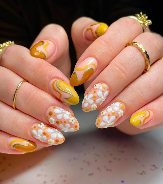 Retro Yellow Daisies nails