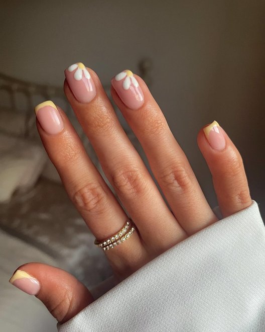 Lilac Daisy Dreams nails