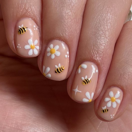 Minimalist Daisy Tips nails