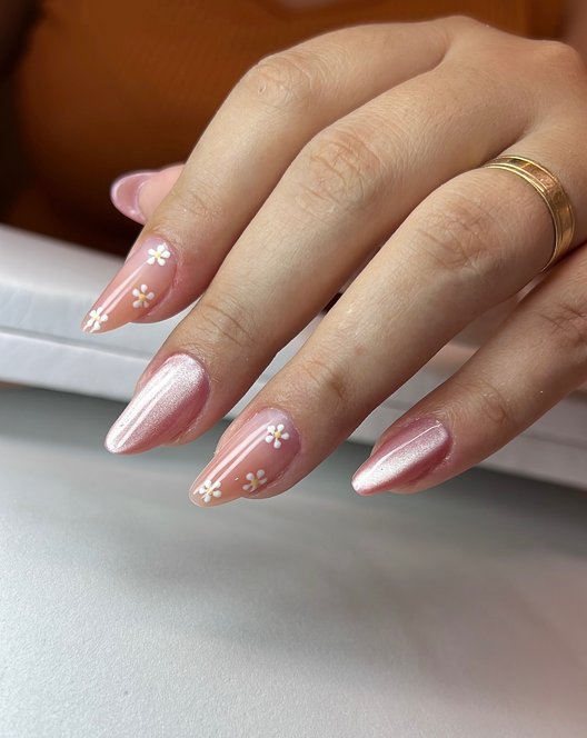 3D Sculptural Daisies nails