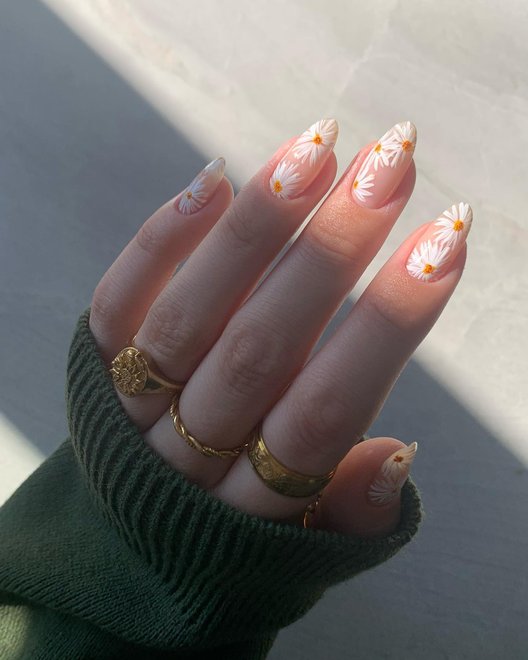French Daisy Twist nails