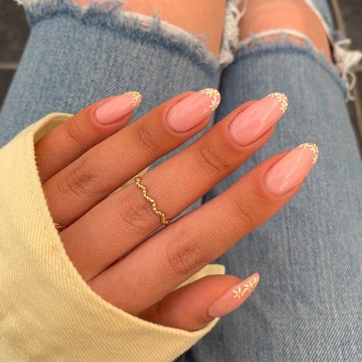 Sunshine Daisies nails