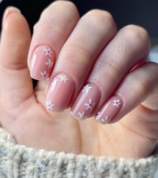 Grown-Up Daisy nails