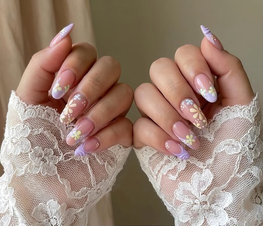 Glazed Daisy nails