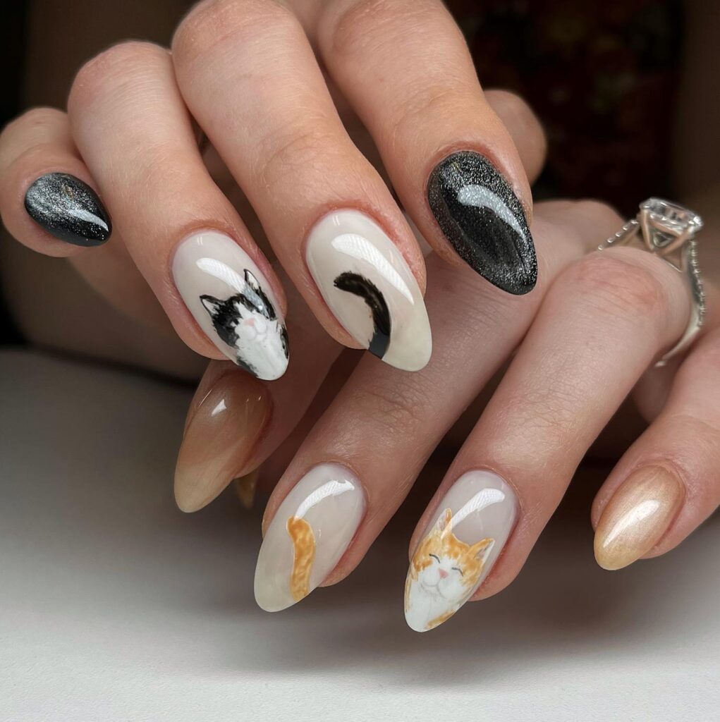 Cream & Gold Cats nails