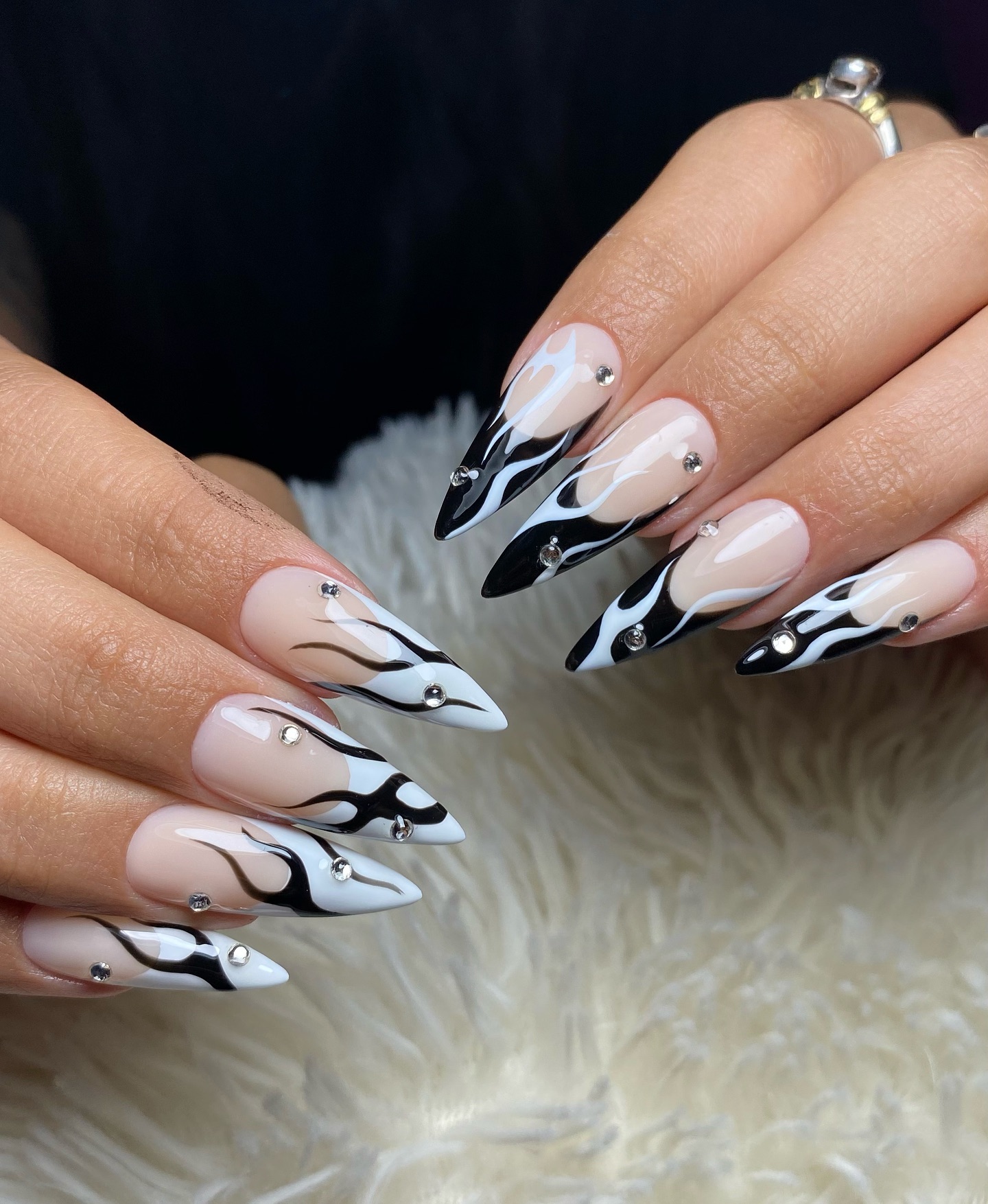 Cobwe Black & White Nail
