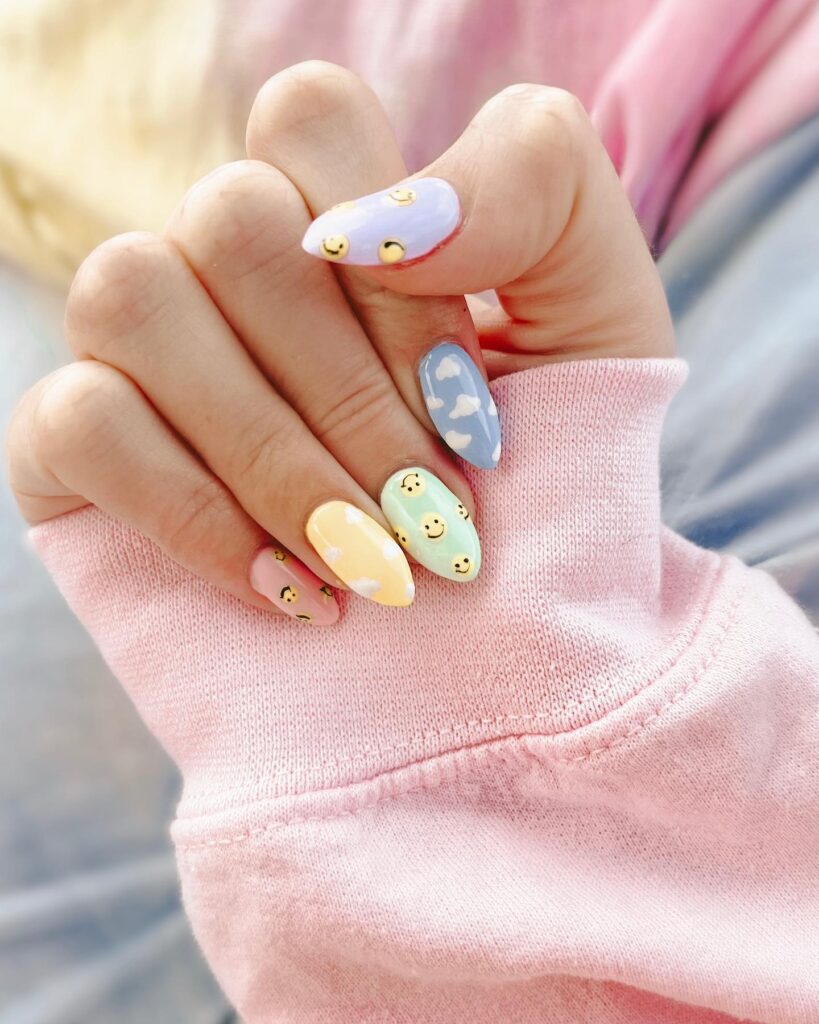 White & Gold Smiles nails