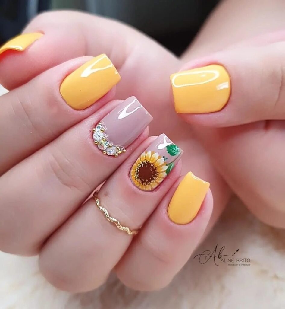 Sunny Rhinestone Set nails