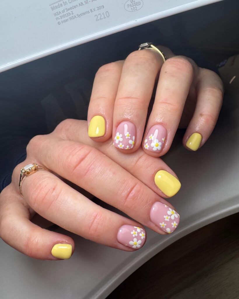Daisy & Yellow Duo nails