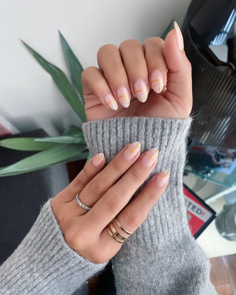 Minimal Gold Grid nails