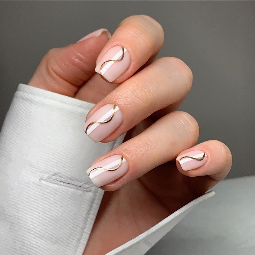 Gold-Trim Wave nails