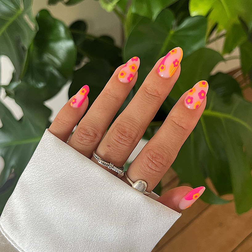 Retro Flower Pop nails