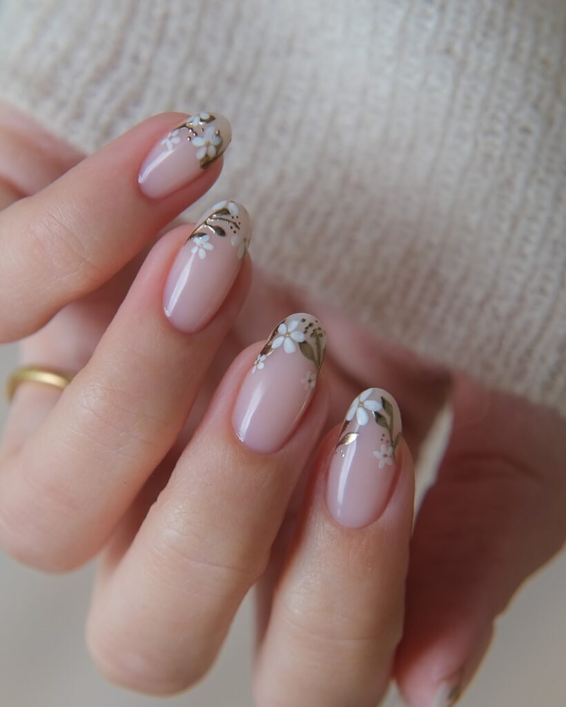 Gold Daisy Tipped nails