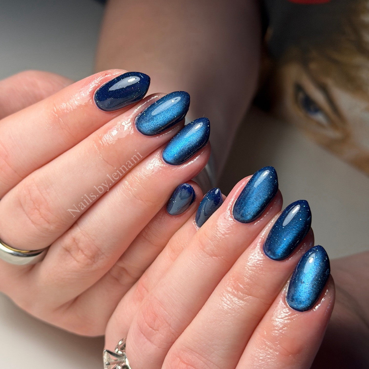 dark blue cat eye nails
