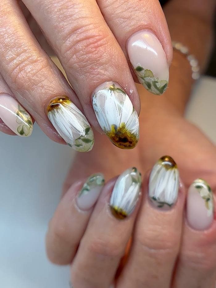 Pressed Daisy Nails