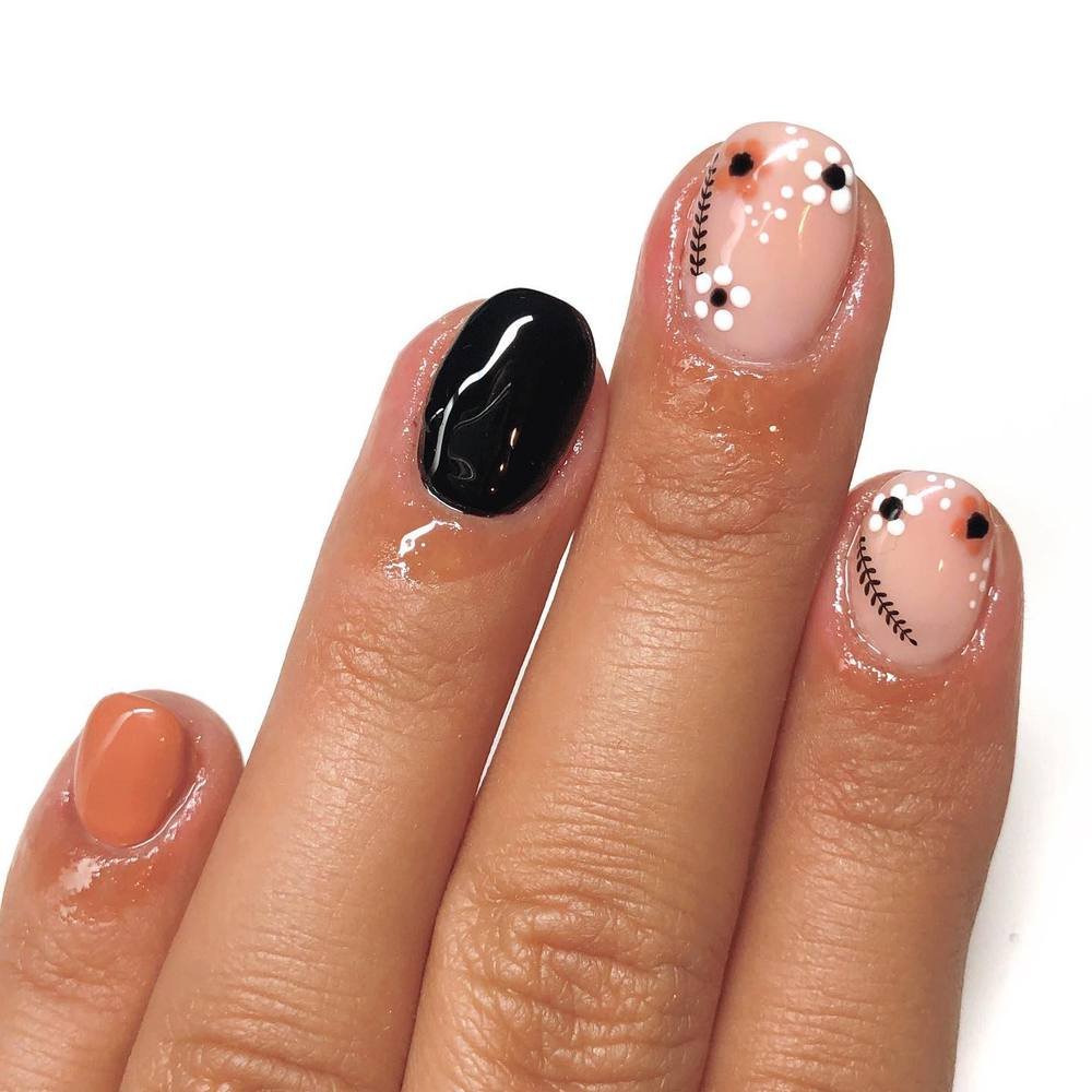 Minimal Mixed-Color Nails with Dotted Details