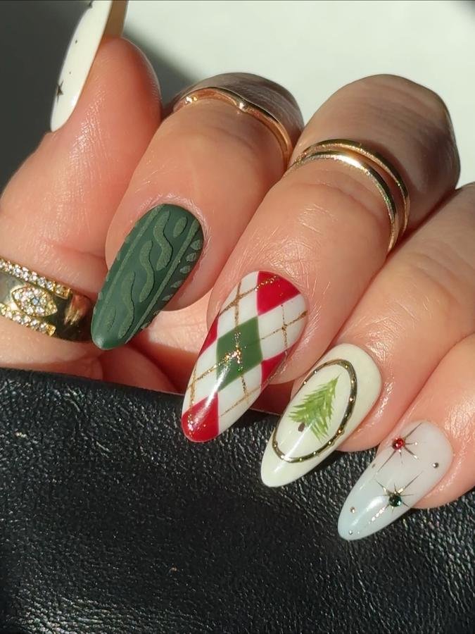 DRceG1Njc17La Jefa Studio GABRIELA — Green, Red and White Plaid Christmas Almond Nails