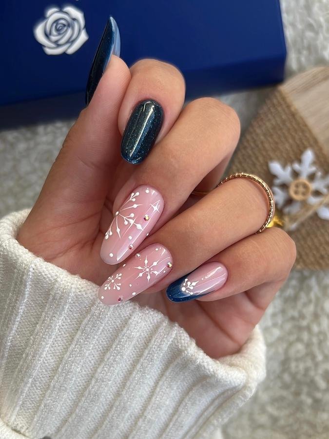 DRP_jrBjPBWKAMILA ZIARKO PAZNOKCIE KRAKÓW — Navy and Pink Almond Nails with White Winter Line Art