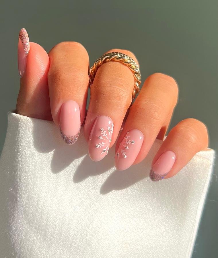 DRkj-KzCK4jIola Pallade — Soft Pink Glitter Almond Nails with White Snowflakes