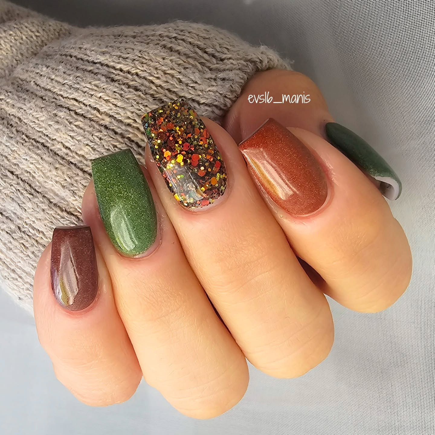 Multicolor Autumn Nails with Bronze and Glitter Accents